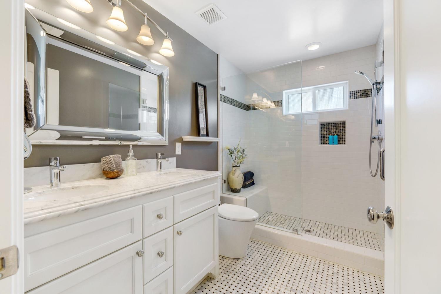 3832 W Land Park Drive