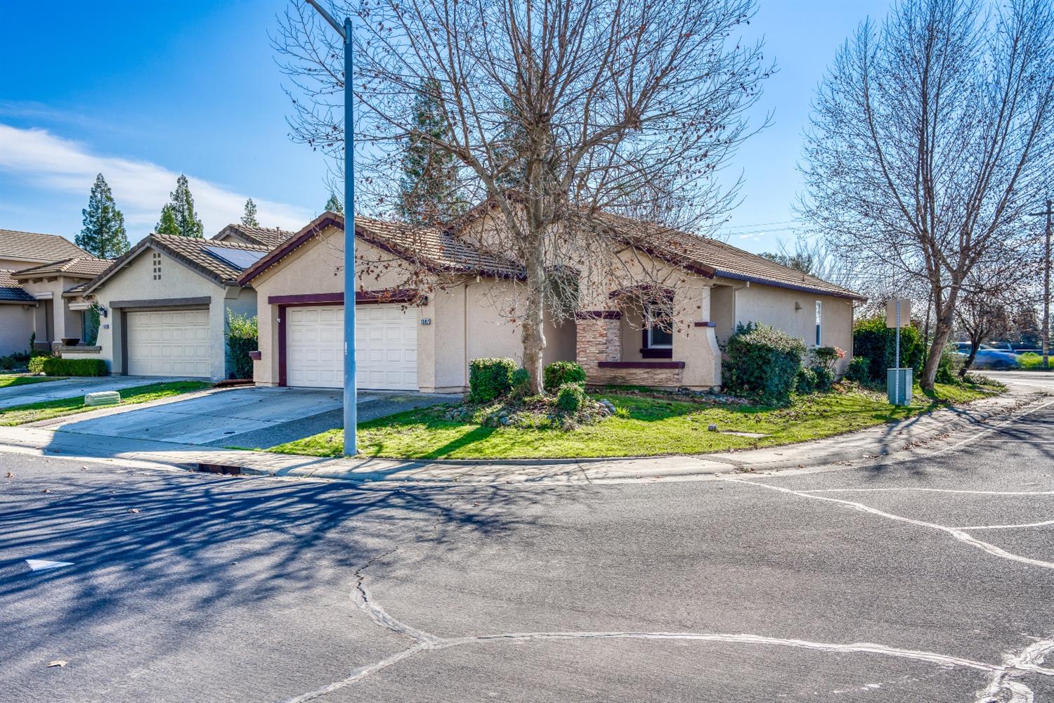1597 Arncliffe Way