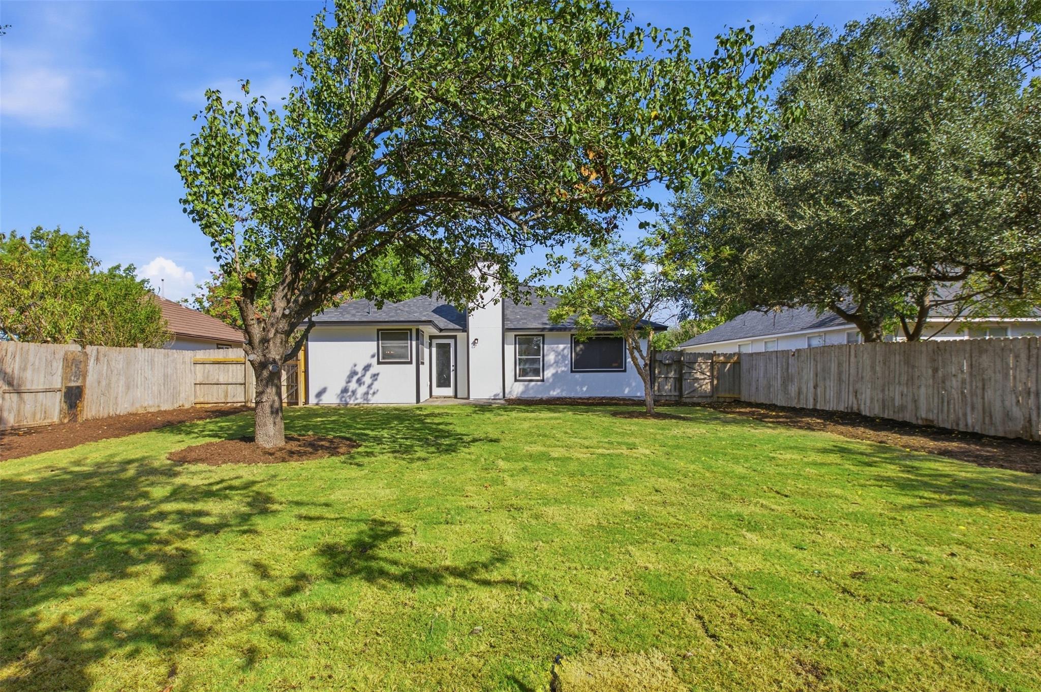812 HONEYSUCKLE DR