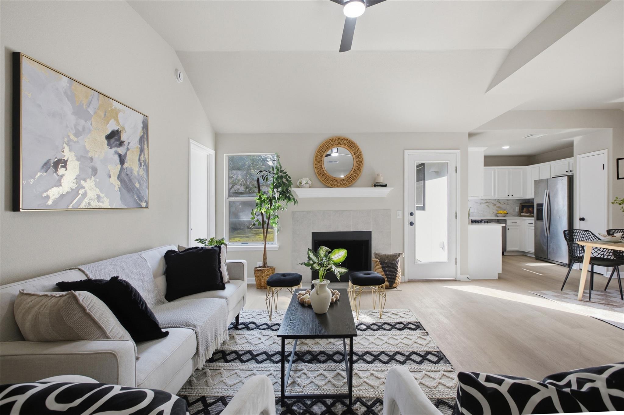 812 HONEYSUCKLE DR
