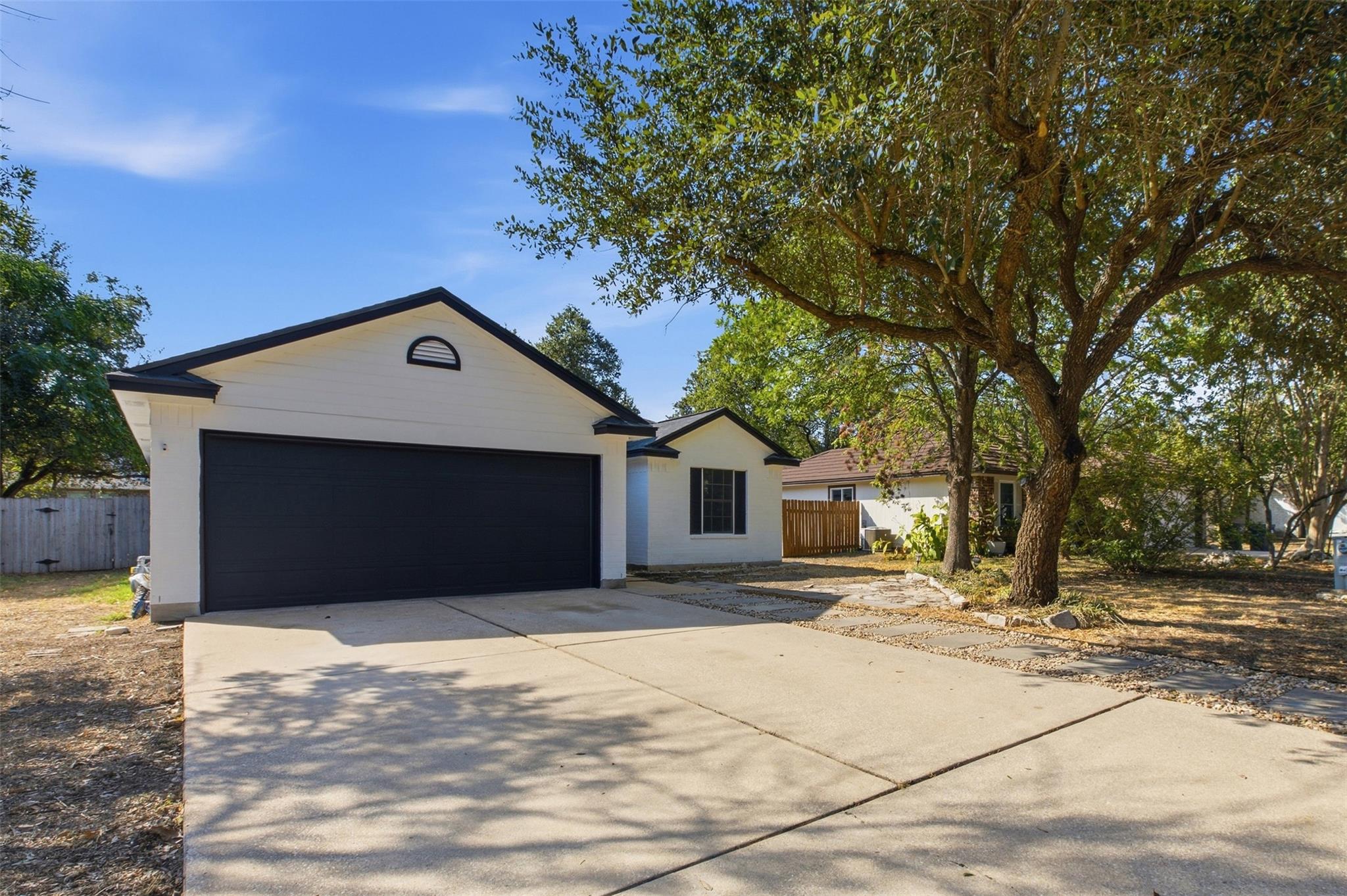812 HONEYSUCKLE DR
