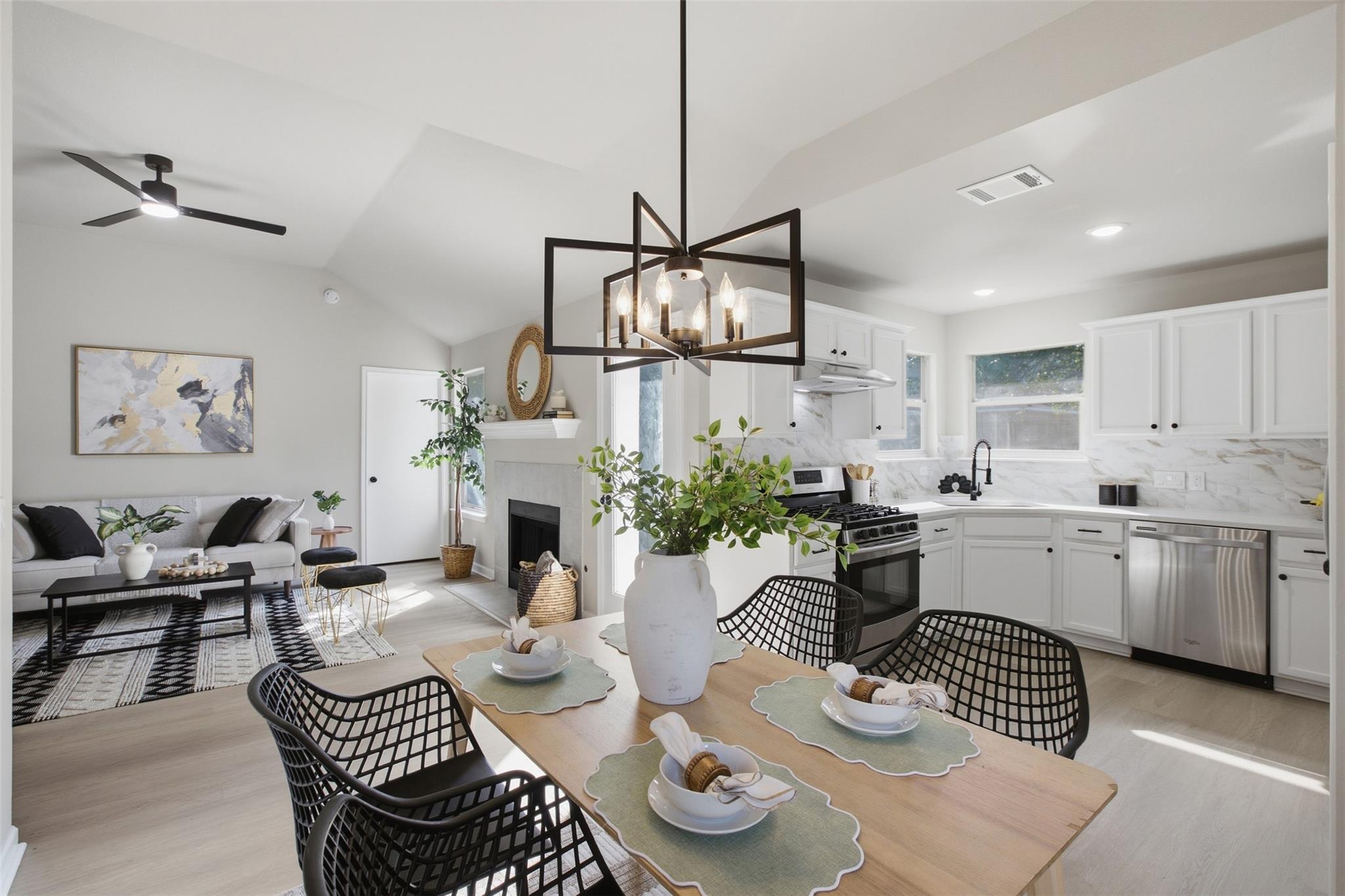 812 HONEYSUCKLE DR