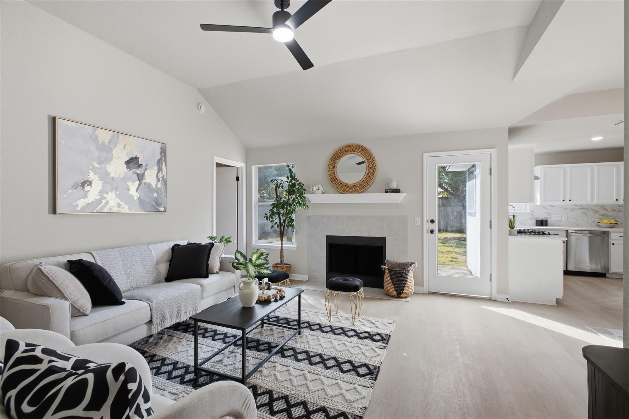 812 HONEYSUCKLE DR