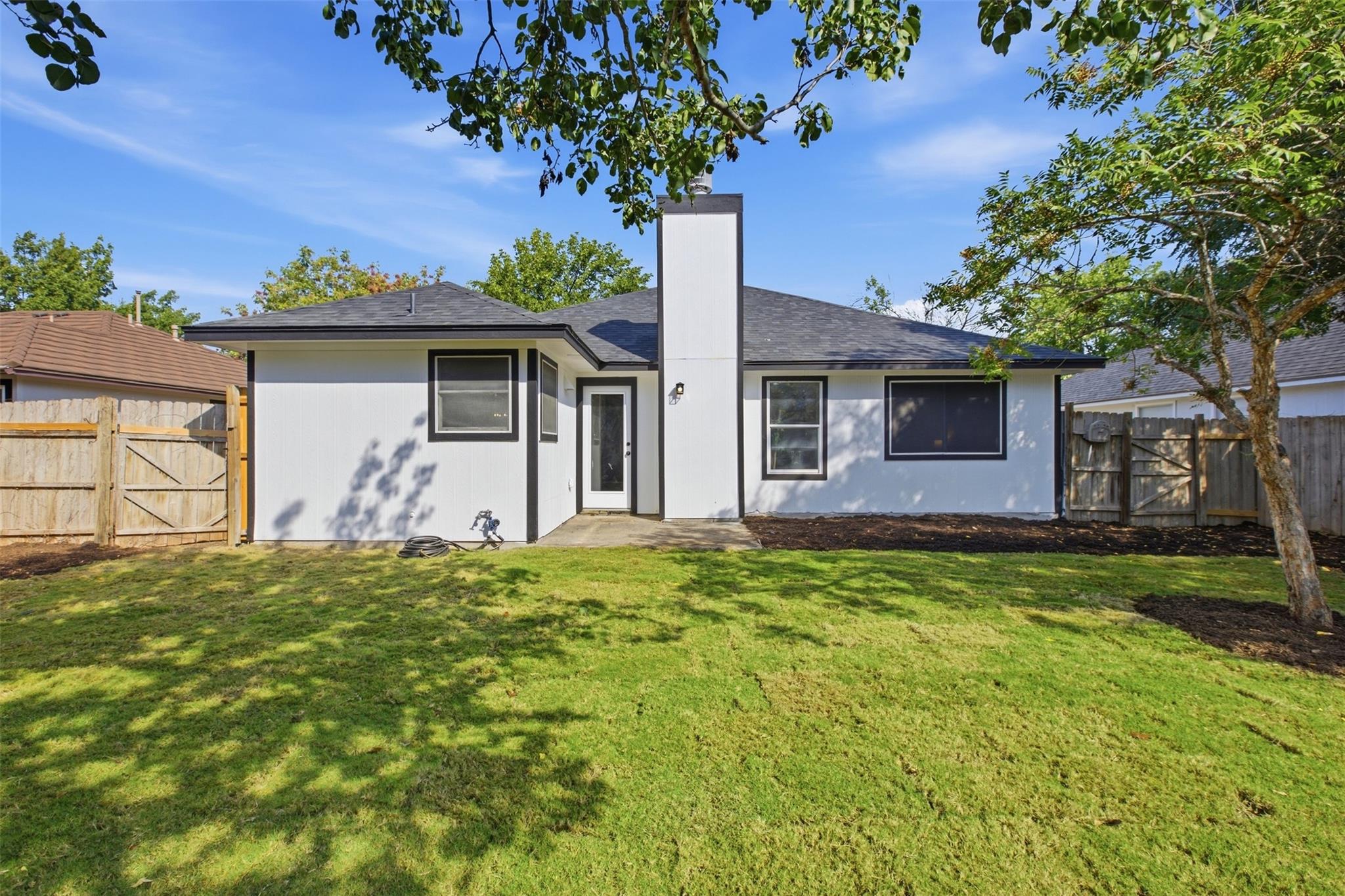 812 HONEYSUCKLE DR