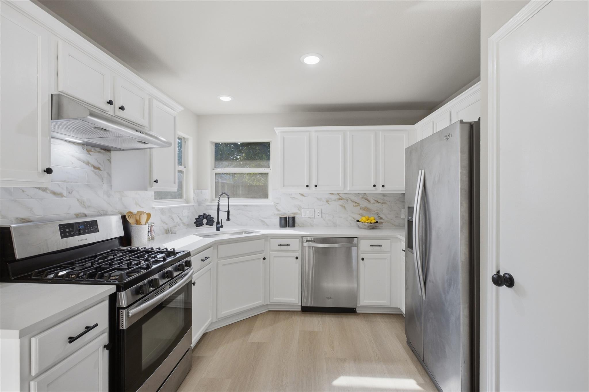 812 HONEYSUCKLE DR