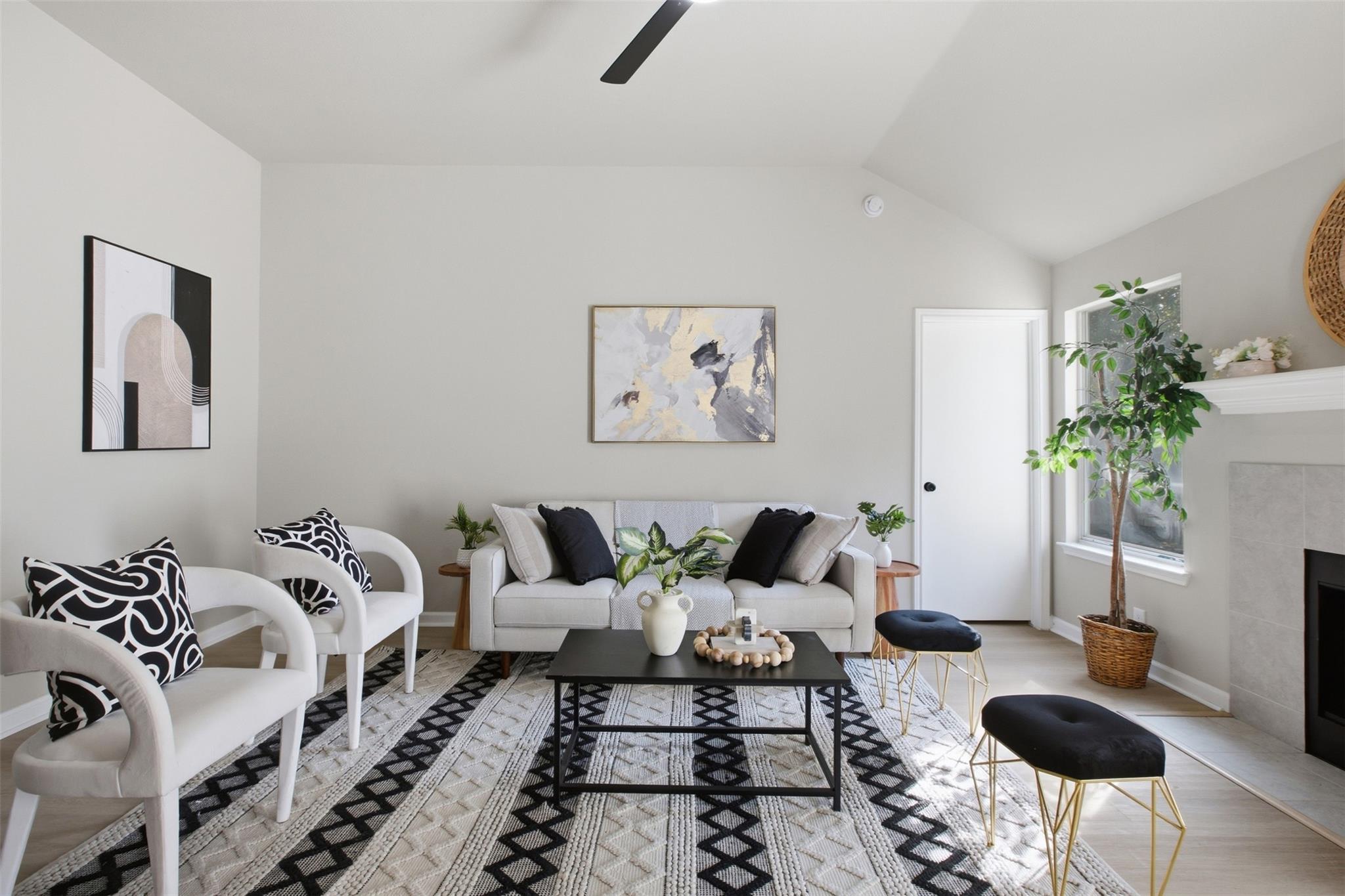 812 HONEYSUCKLE DR