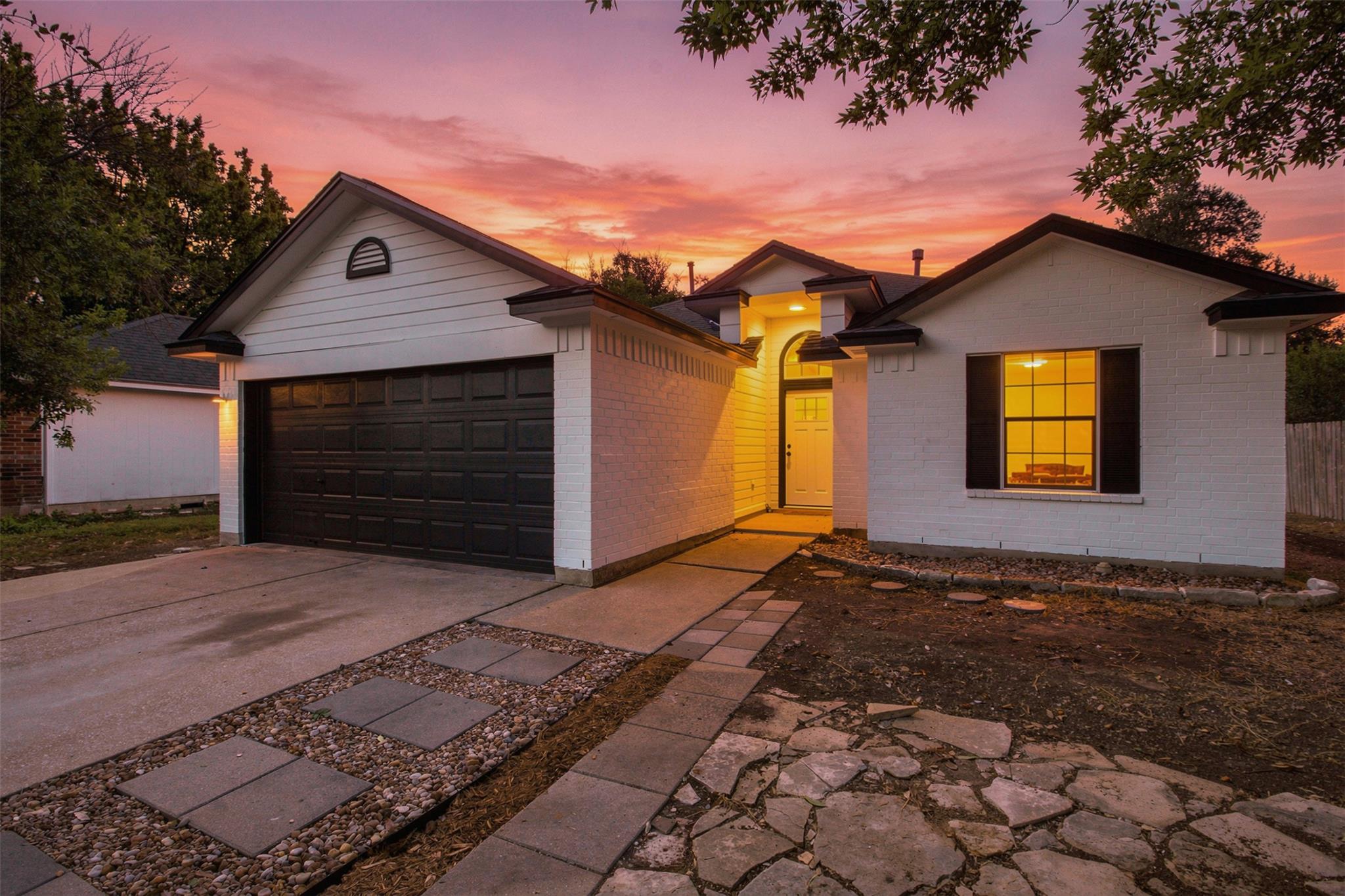 812 HONEYSUCKLE DR