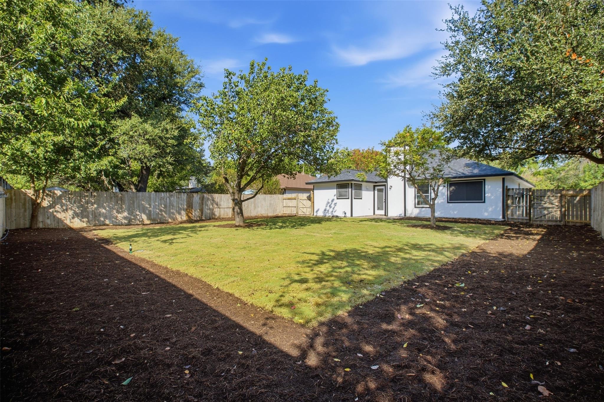 812 HONEYSUCKLE DR
