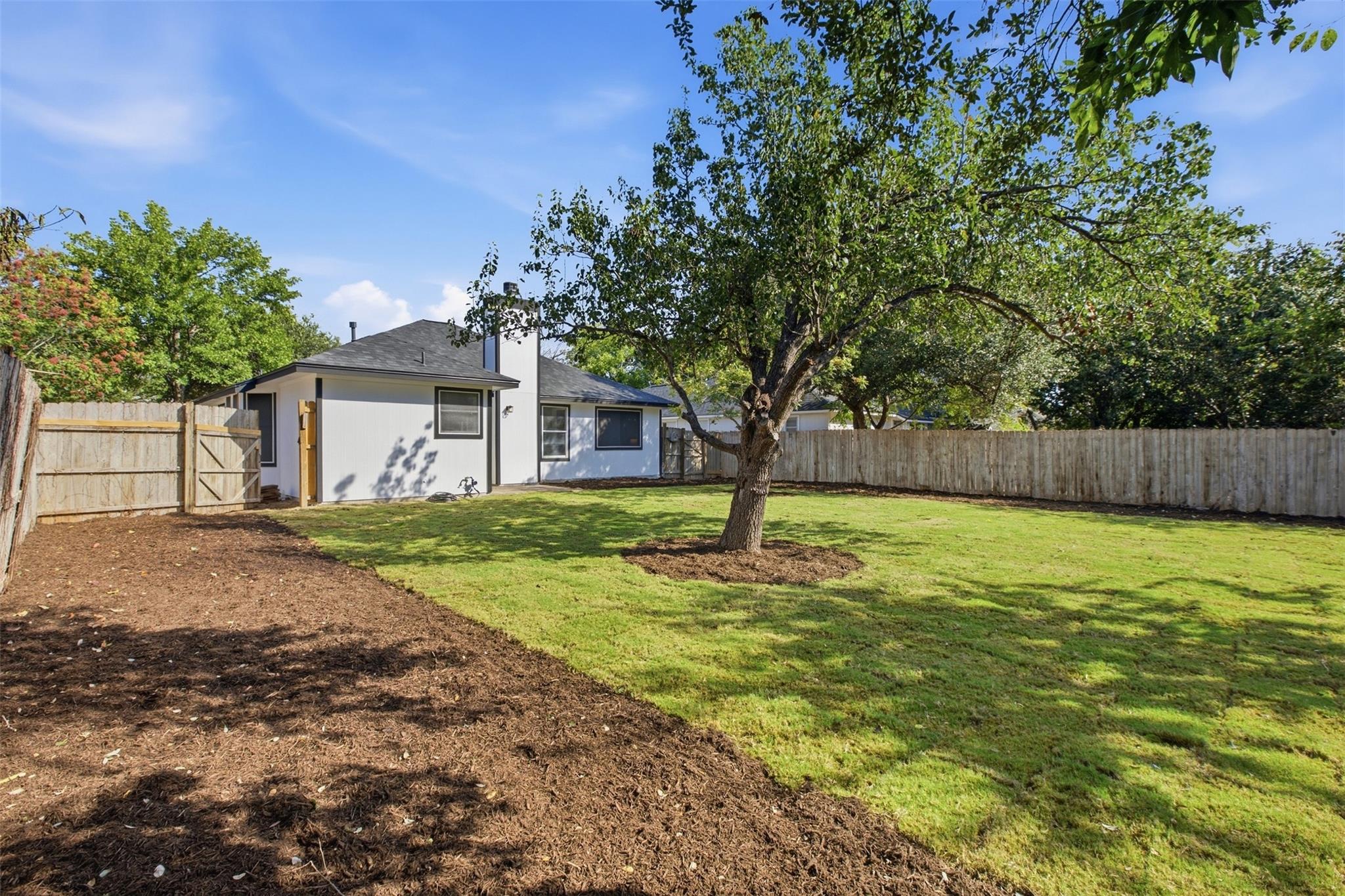 812 HONEYSUCKLE DR