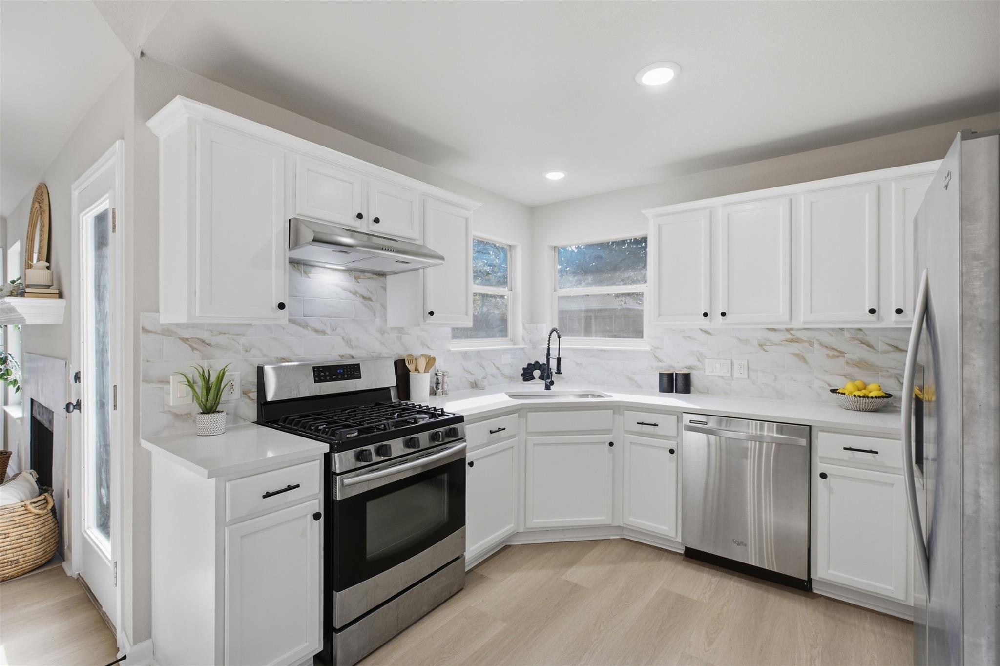 812 HONEYSUCKLE DR