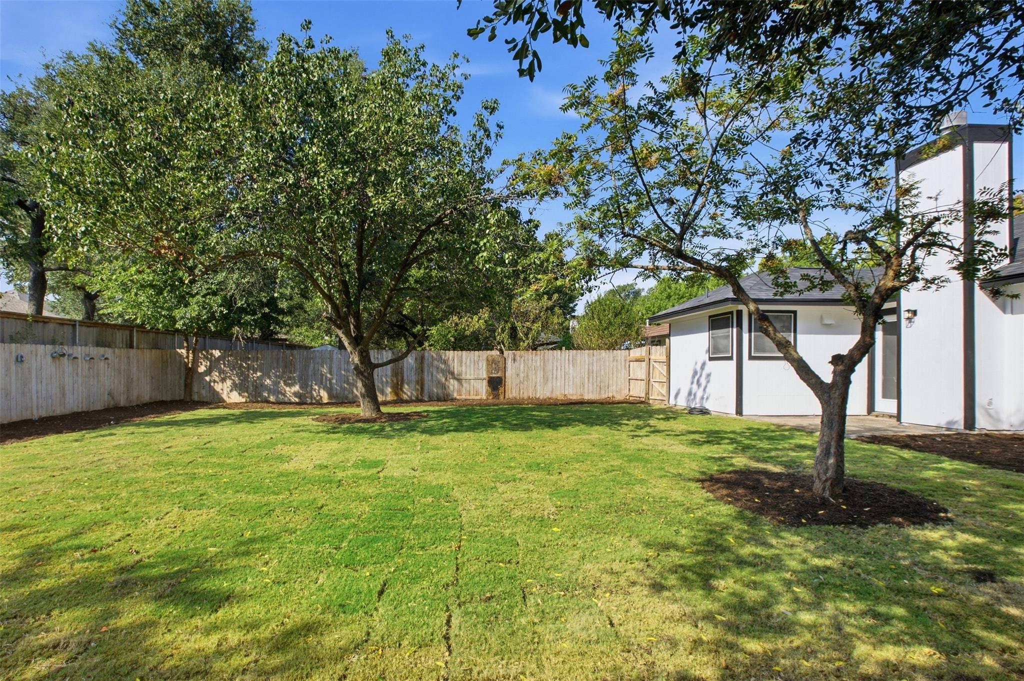 812 HONEYSUCKLE DR