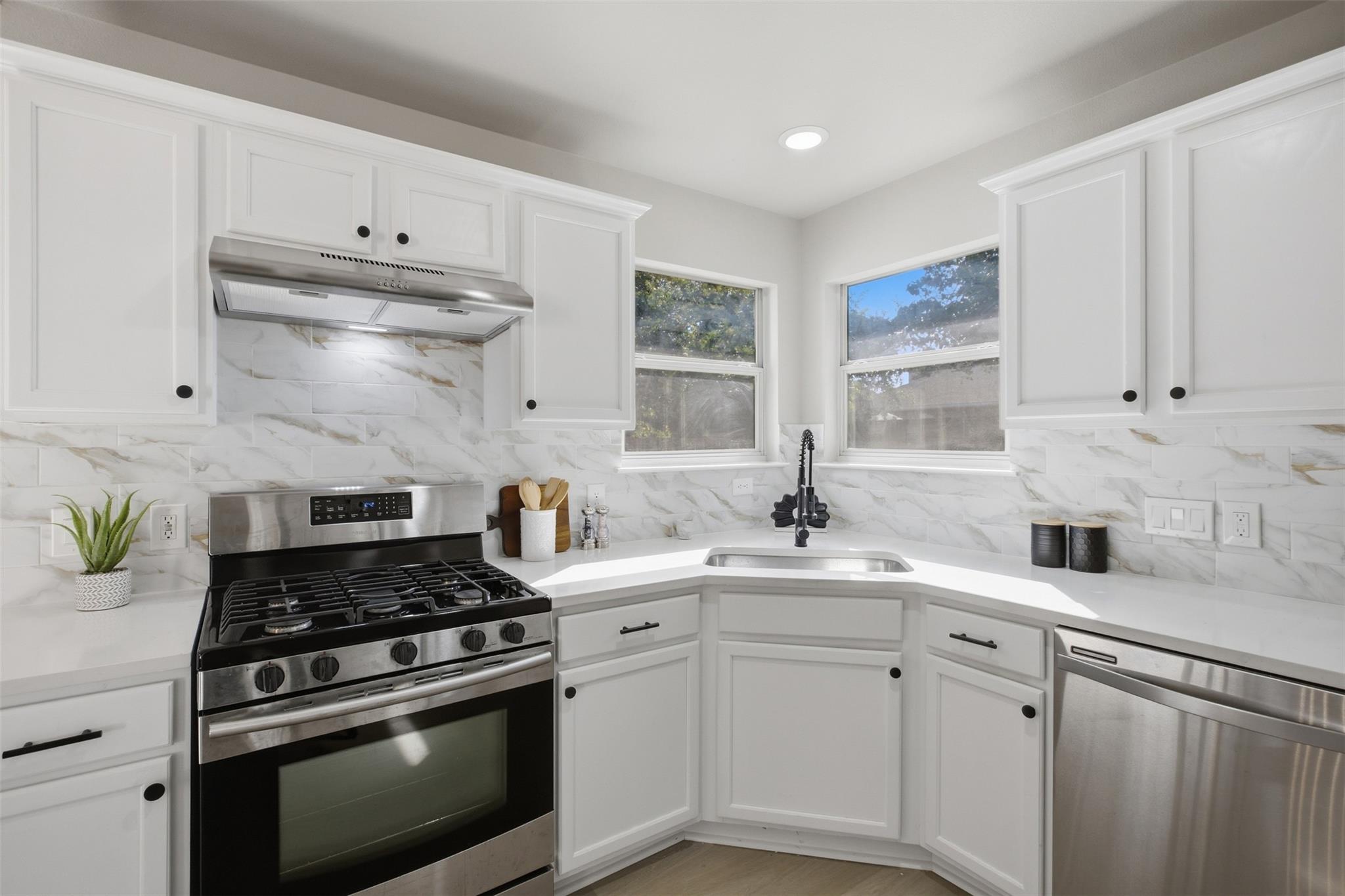 812 HONEYSUCKLE DR