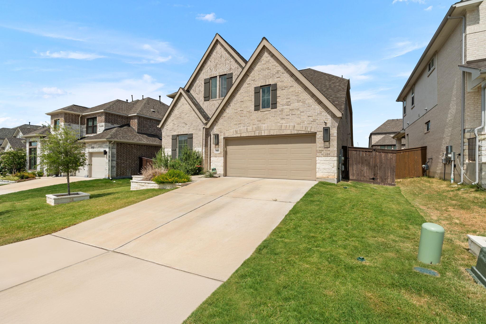 932 Mollie McBride LN