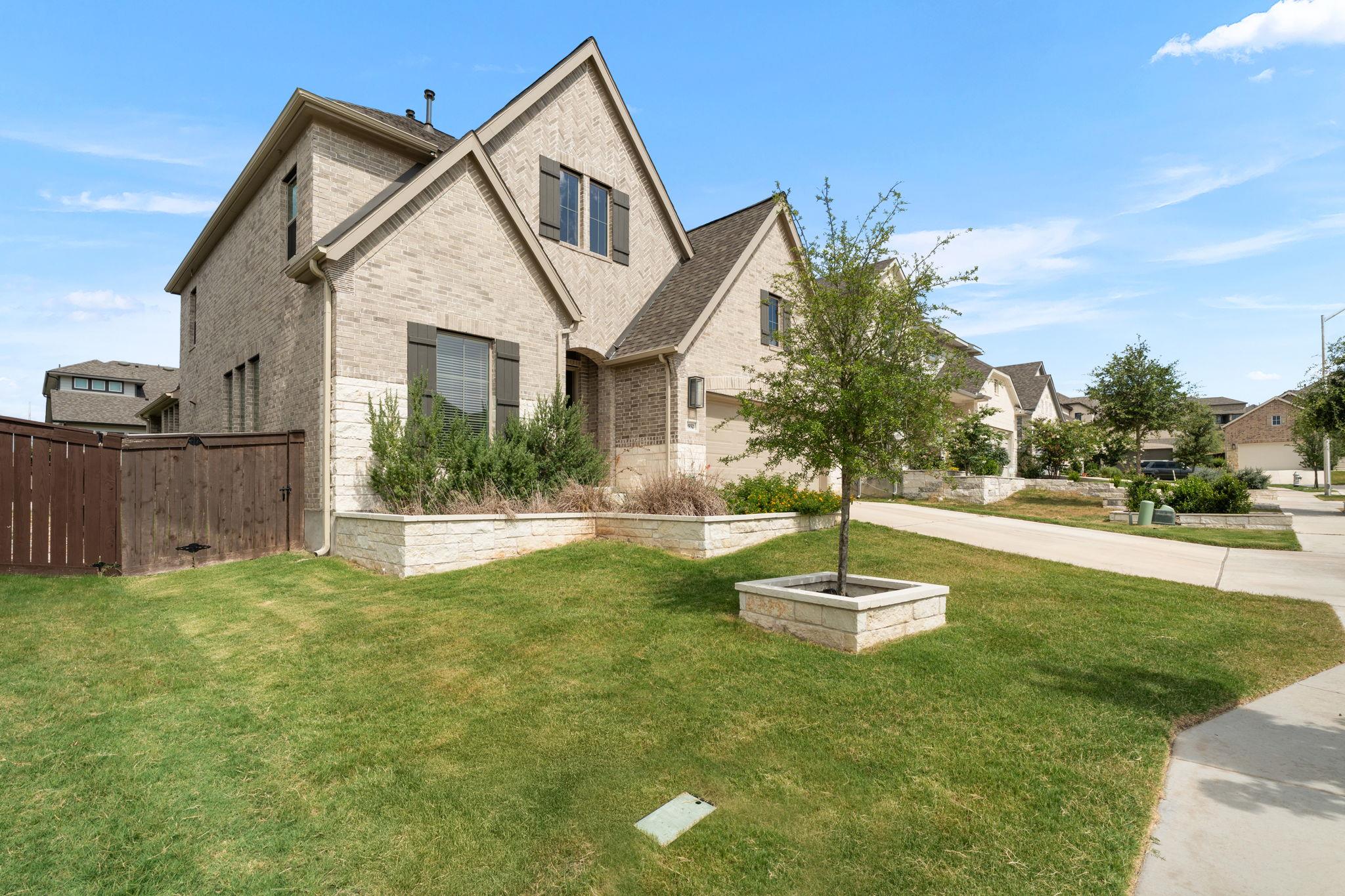 932 Mollie McBride LN