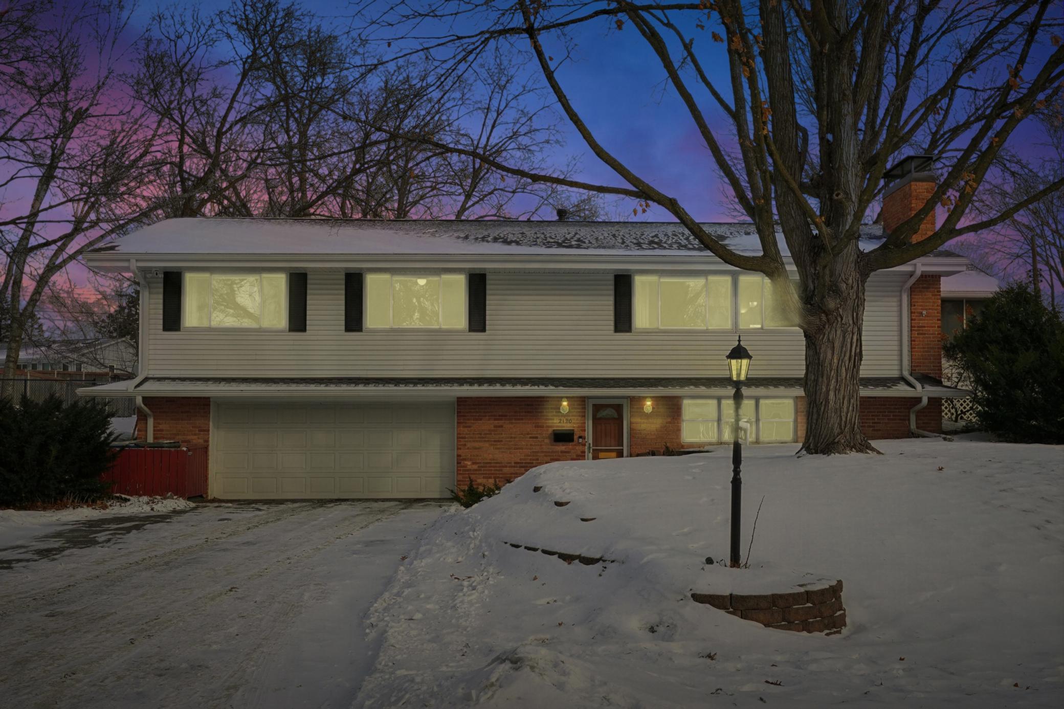 2120 Aquila Avenue N