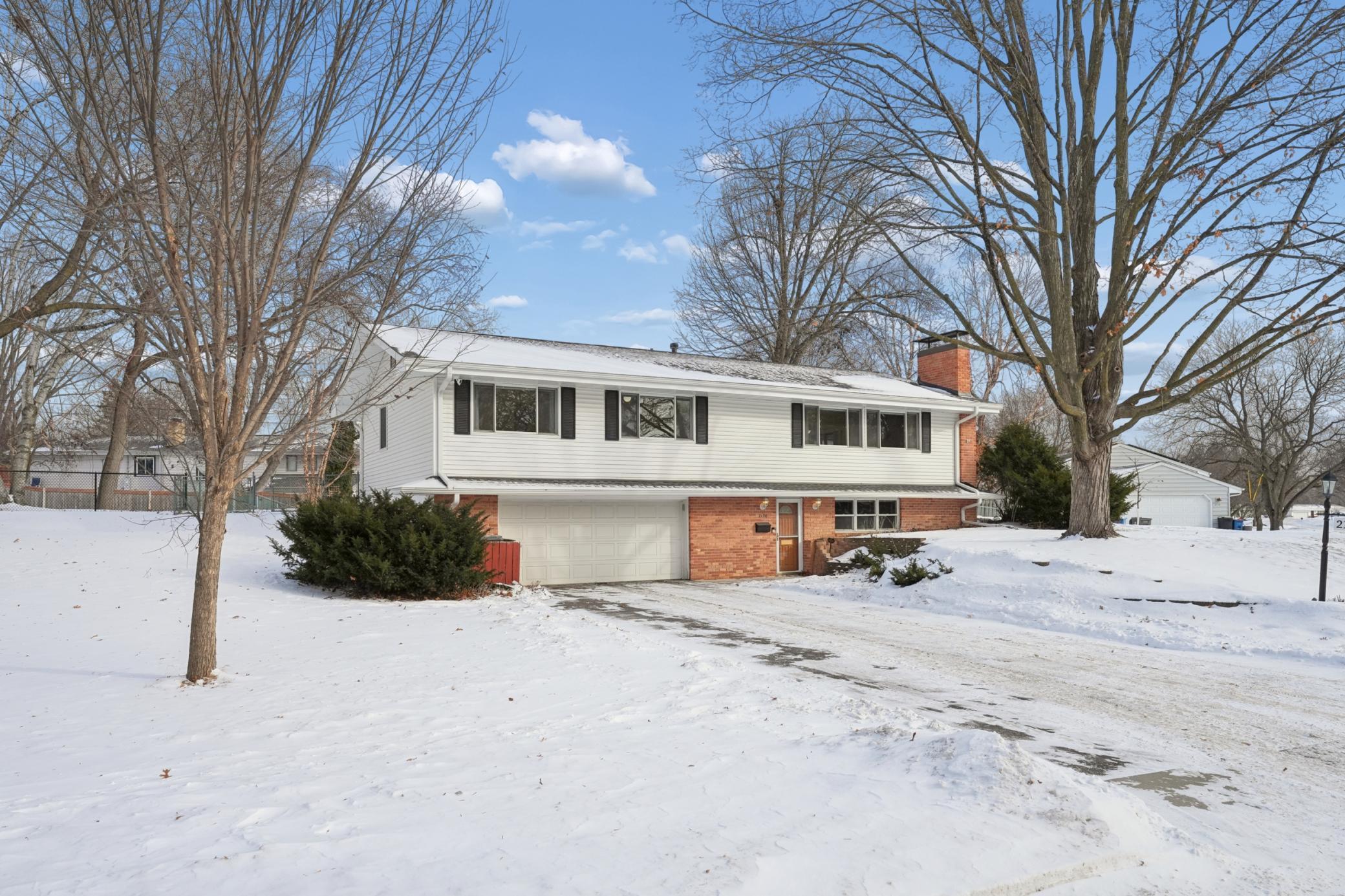 2120 Aquila Avenue N