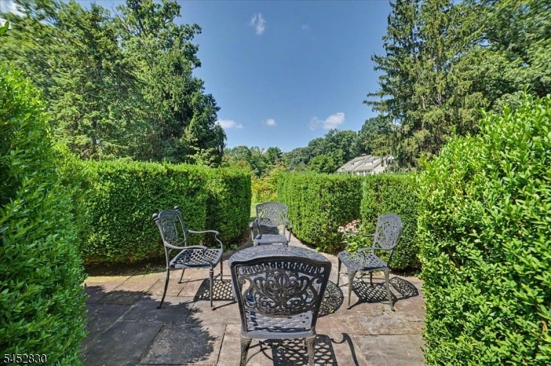 44 Manor Dr
