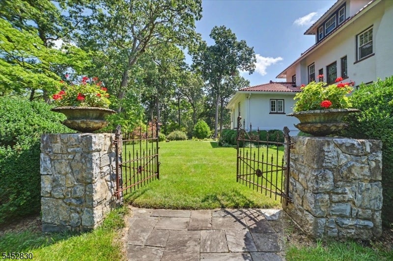 44 Manor Dr