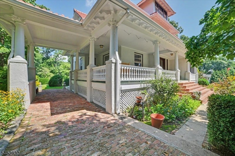 44 Manor Dr
