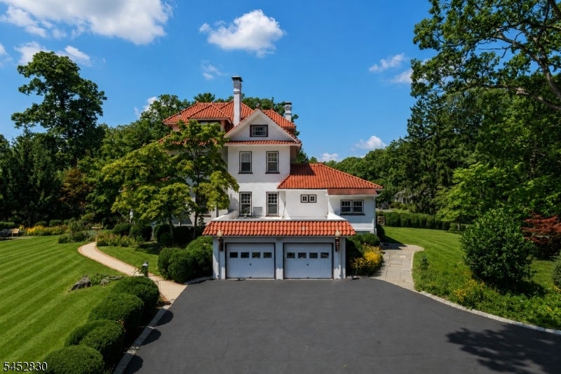 44 Manor Dr