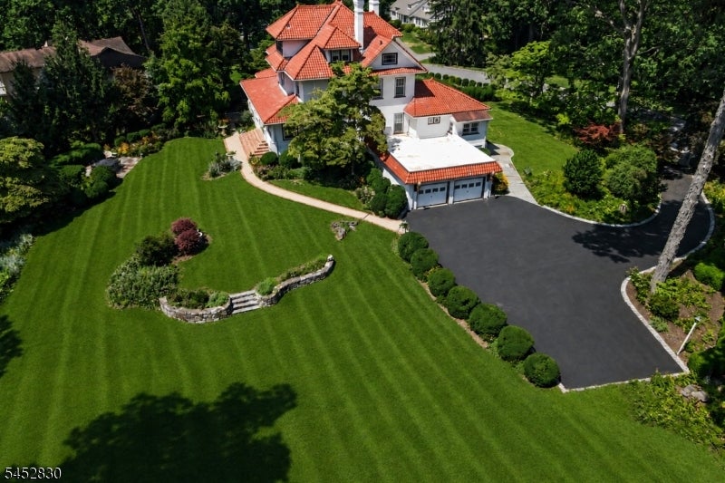 44 Manor Dr