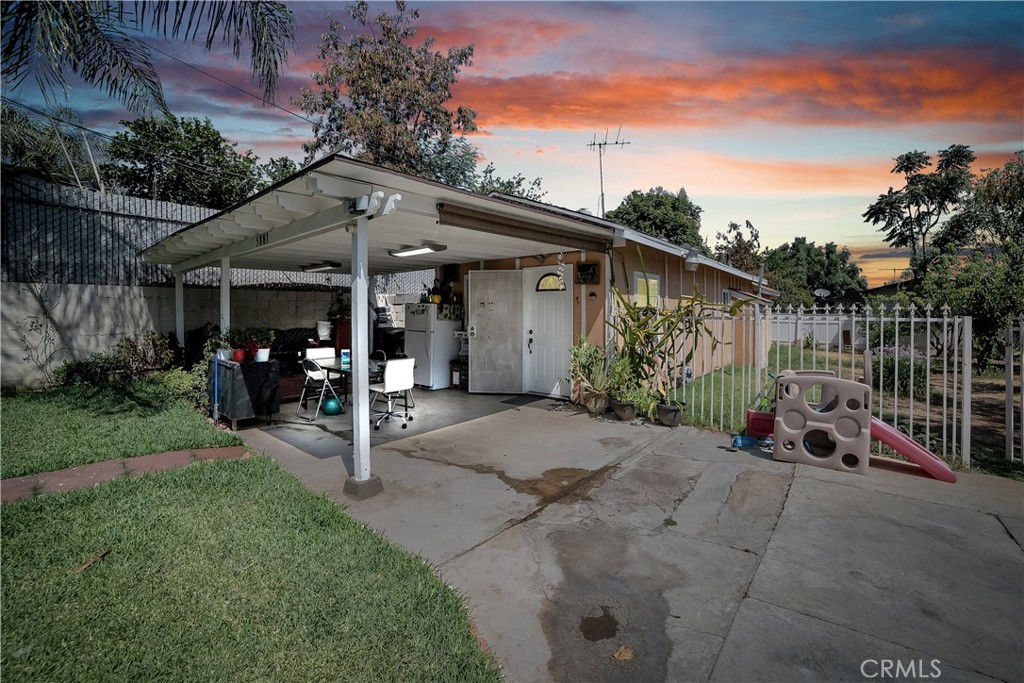 5881 Mountain View Avenue