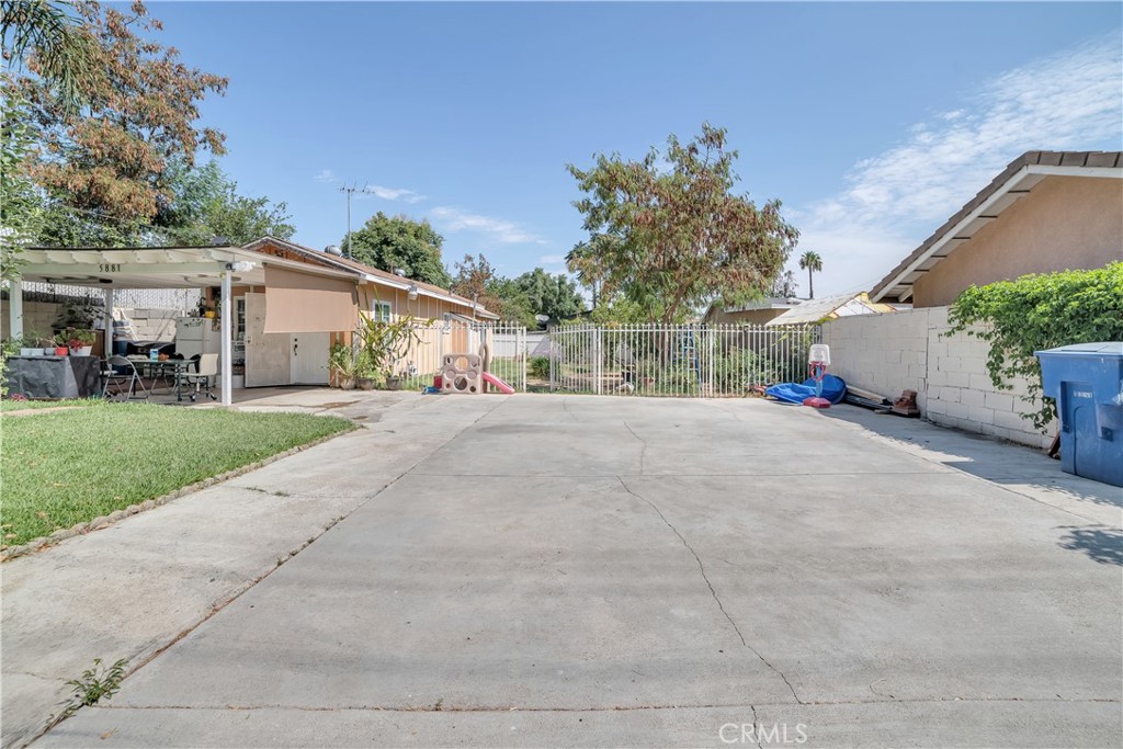 5881 Mountain View Avenue