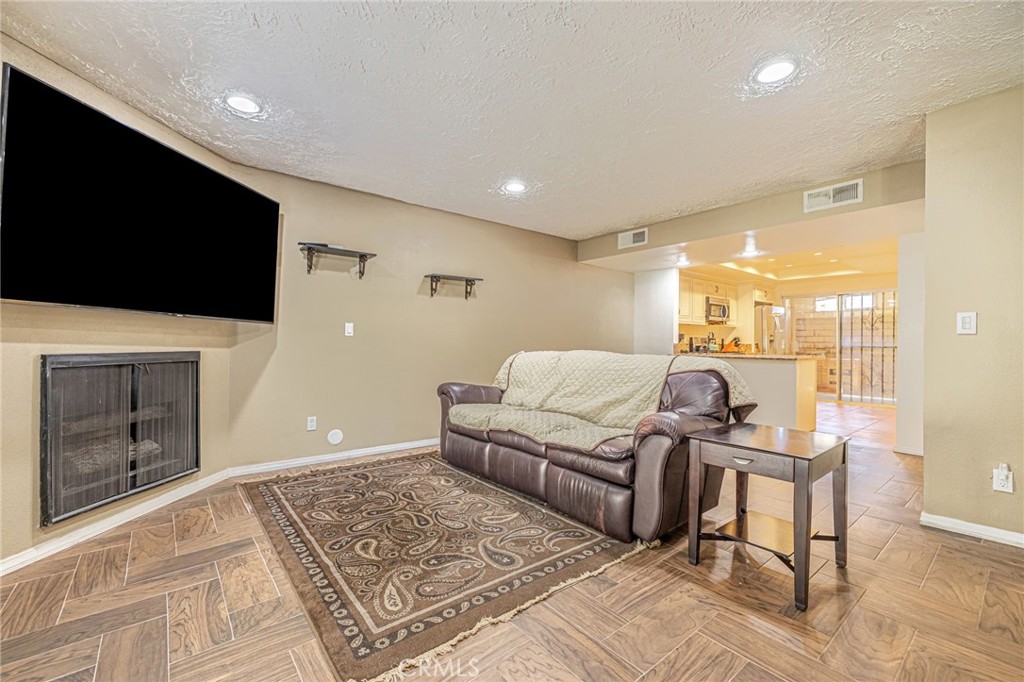 8633 Balboa 2