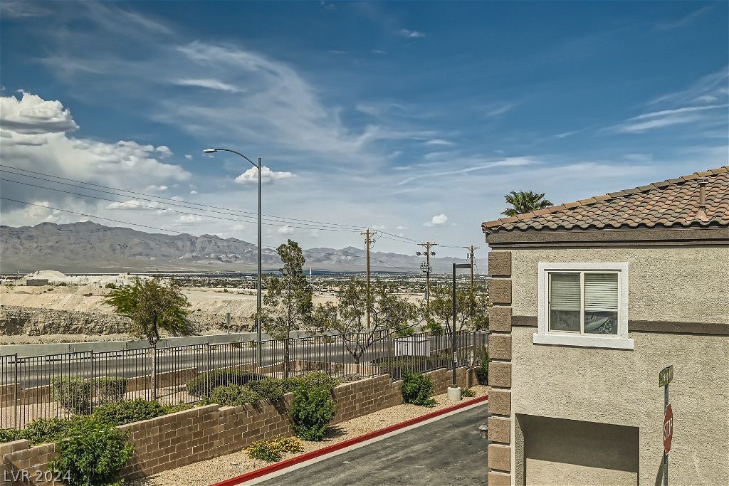 10531 Hedge View Avenue