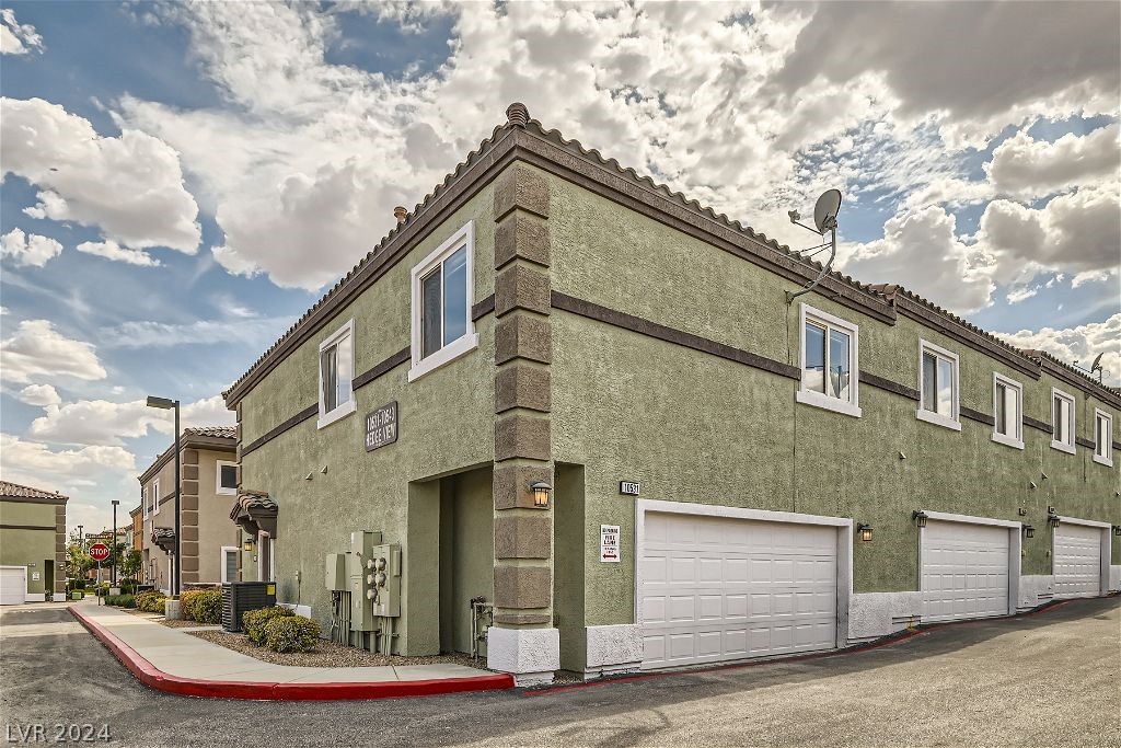 10531 Hedge View Avenue