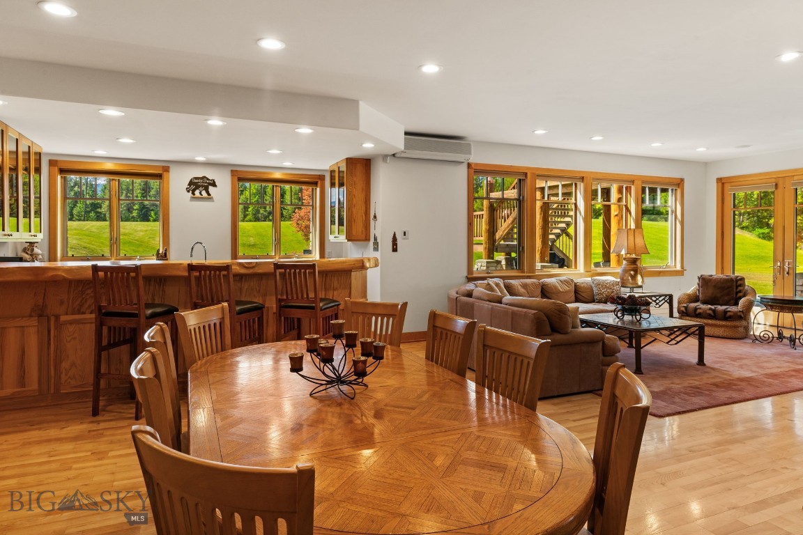 135 Squire Lane South