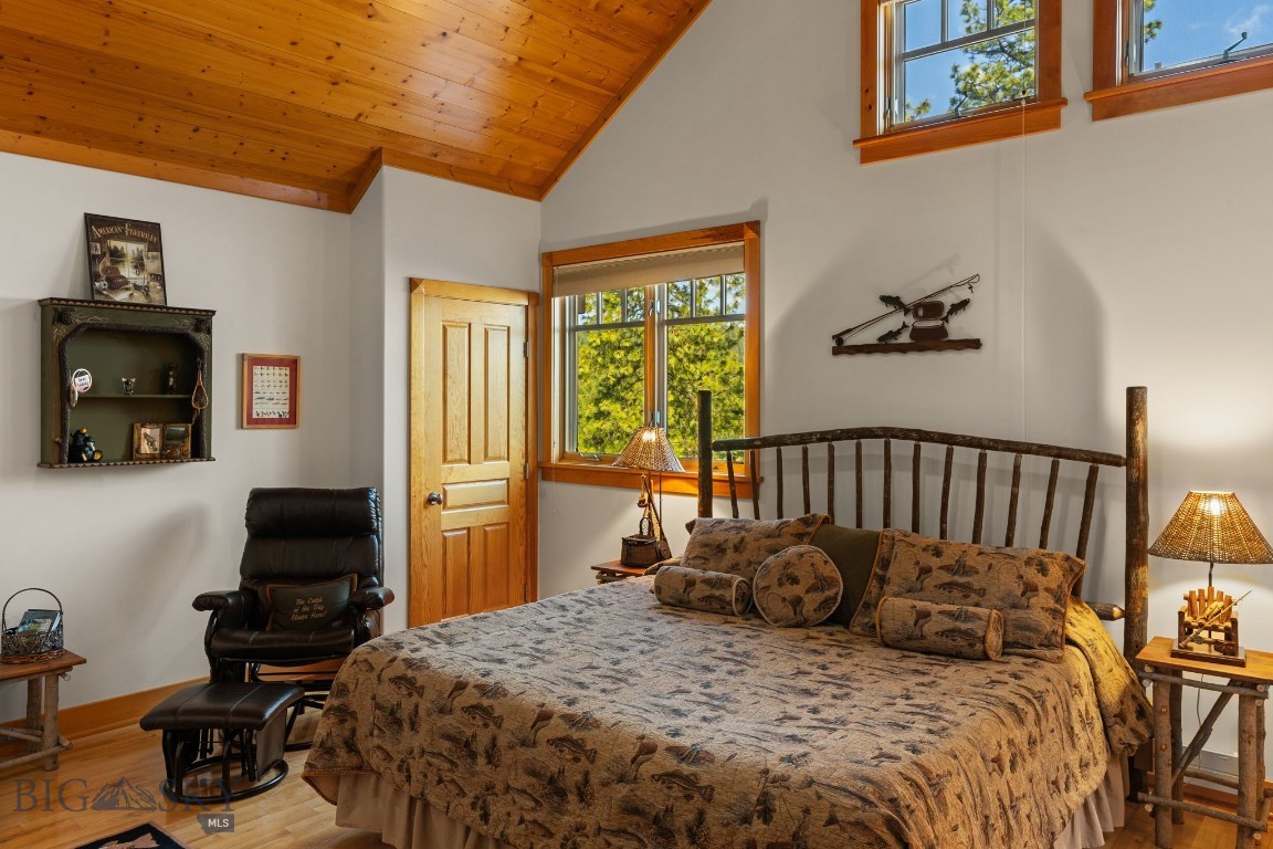 135 Squire Lane South