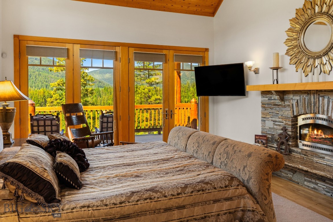 135 Squire Lane South