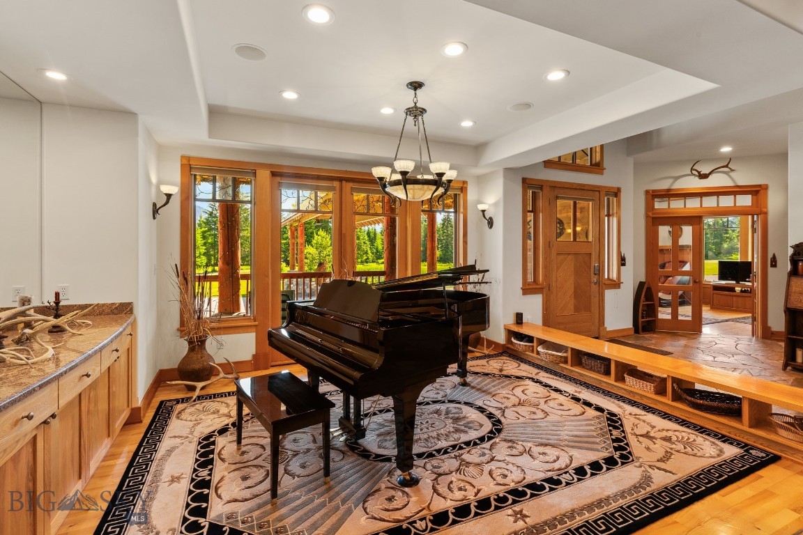 135 Squire Lane South