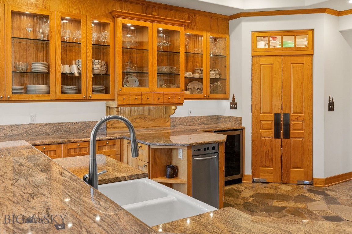 135 Squire Lane South