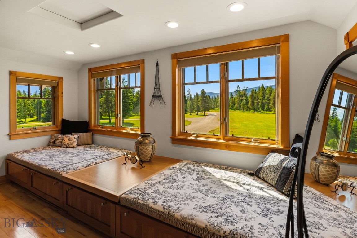 135 Squire Lane South