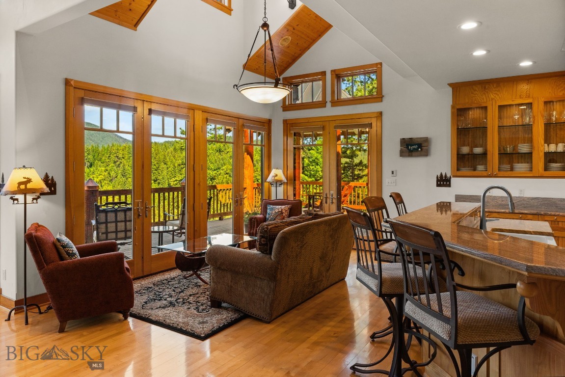 135 Squire Lane South