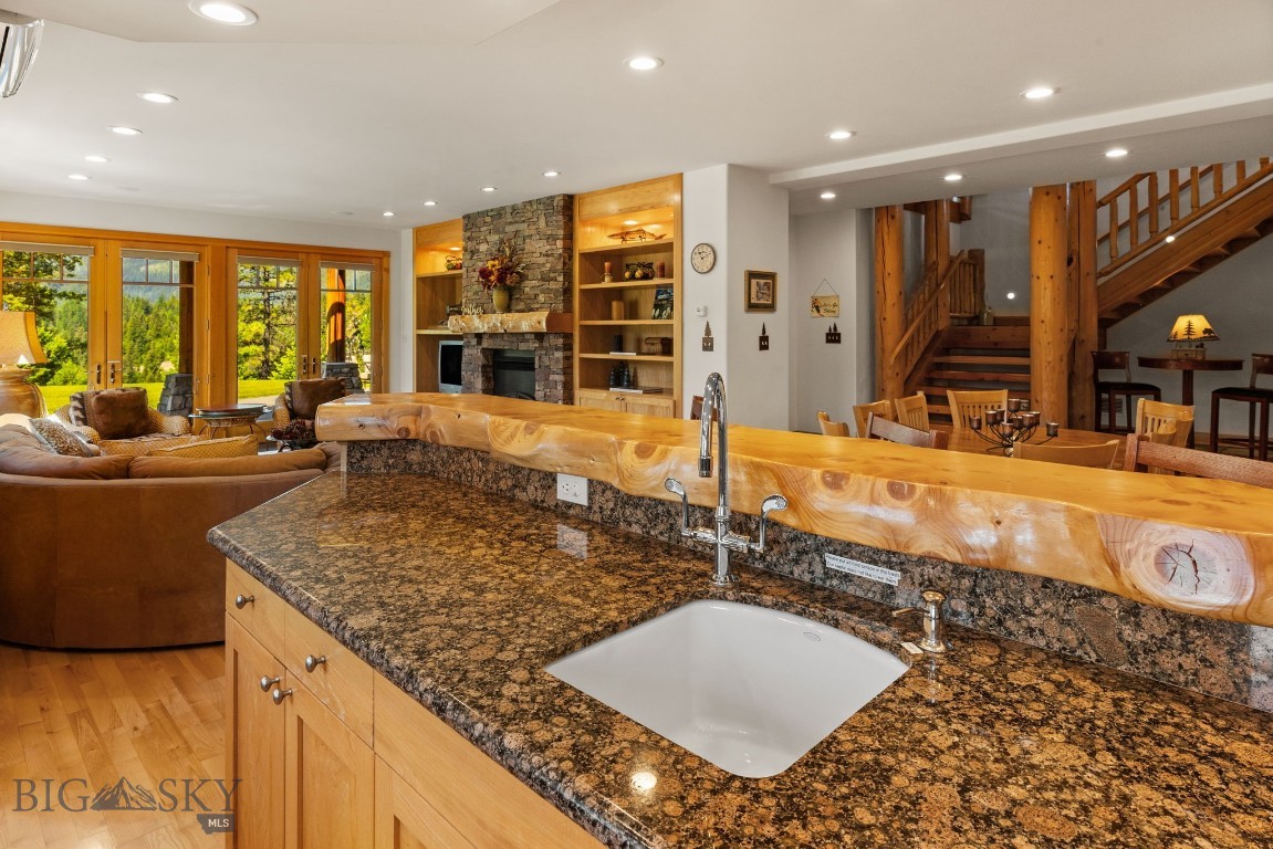135 Squire Lane South