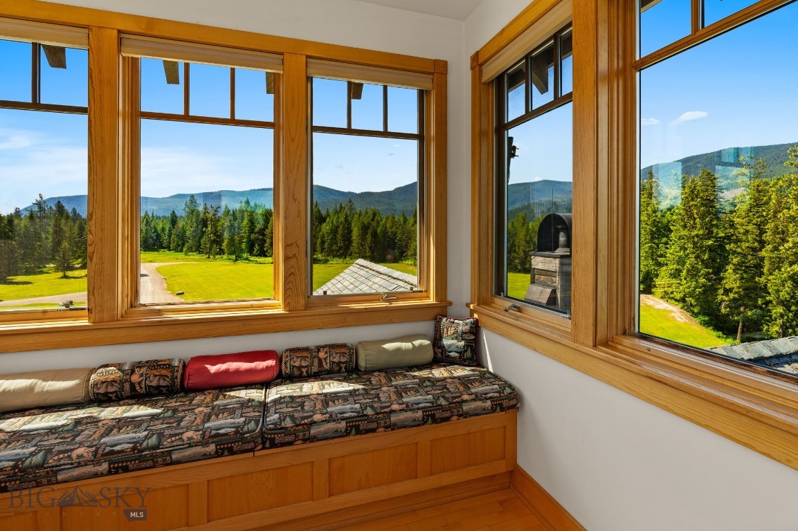 135 Squire Lane South