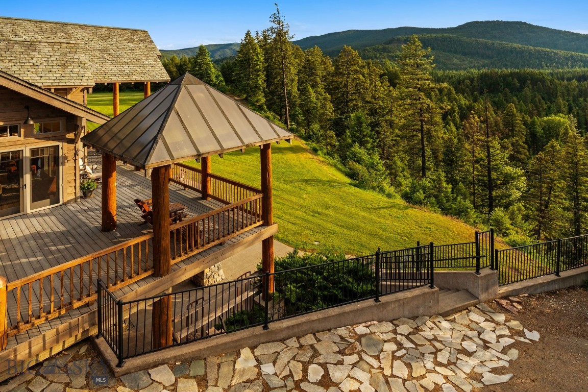 135 Squire Lane South