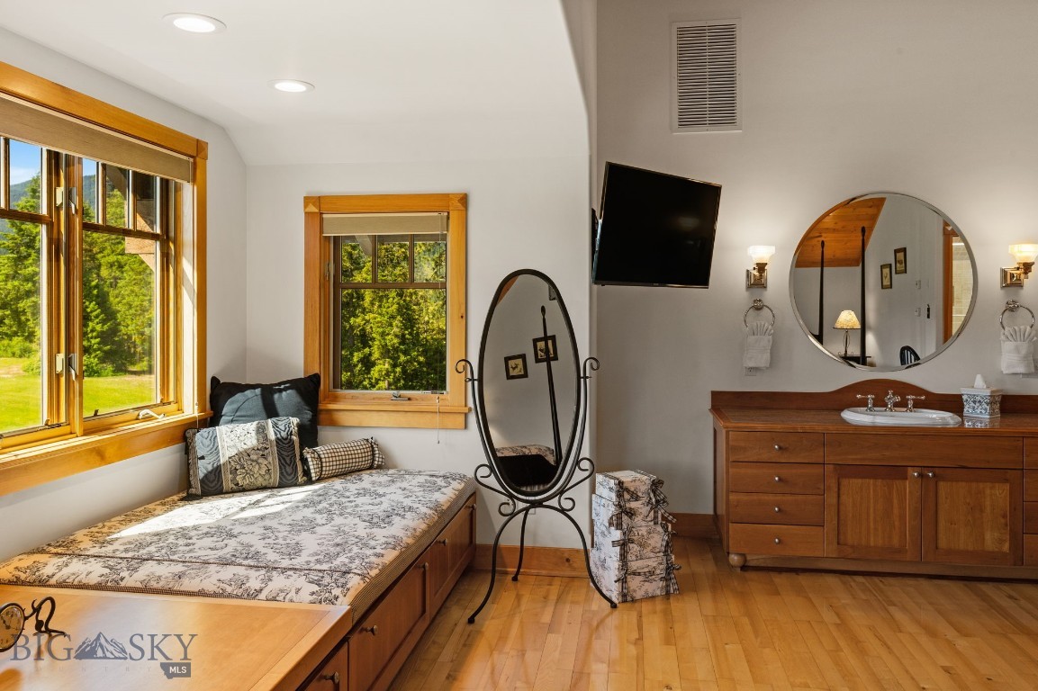 135 Squire Lane South