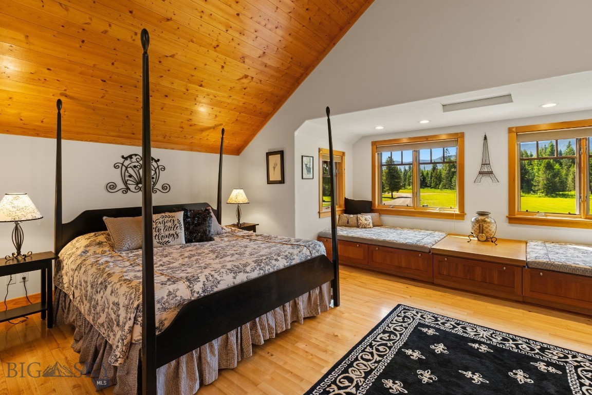 135 Squire Lane South