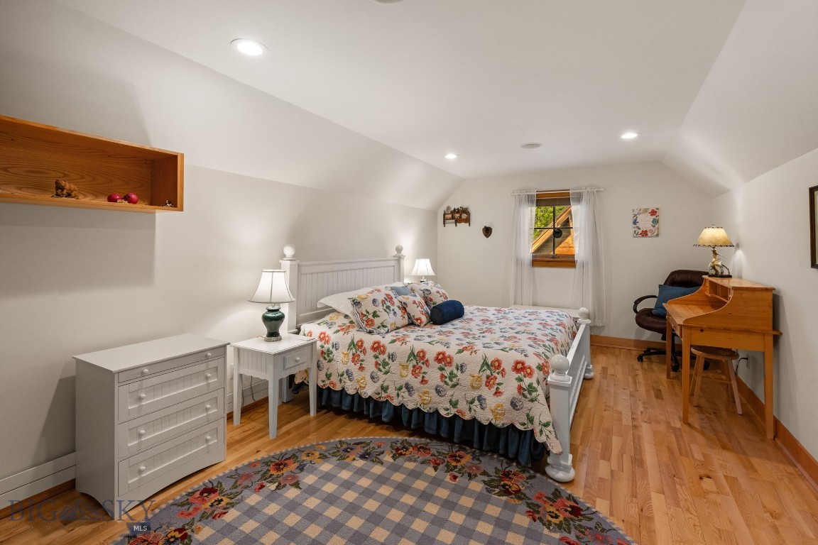 135 Squire Lane South