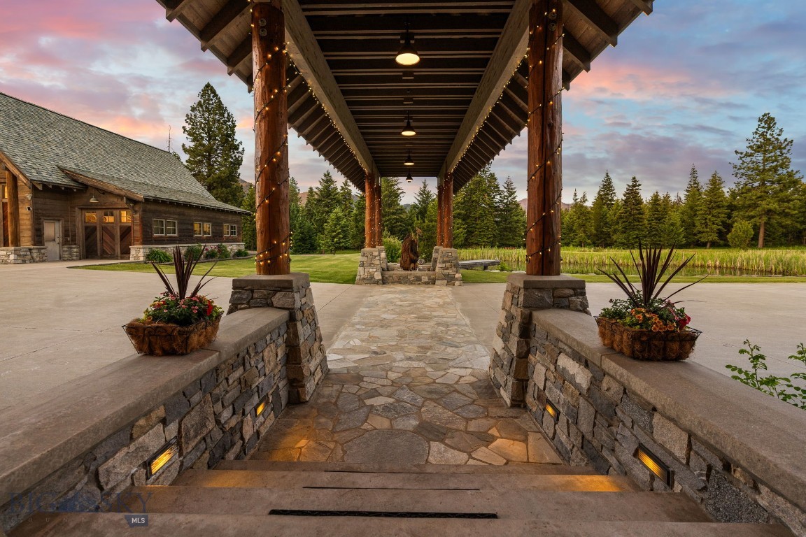 135 Squire Lane South