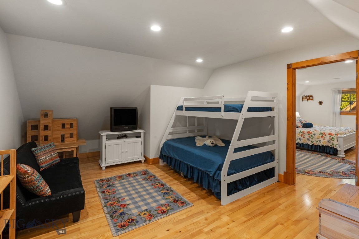 135 Squire Lane South