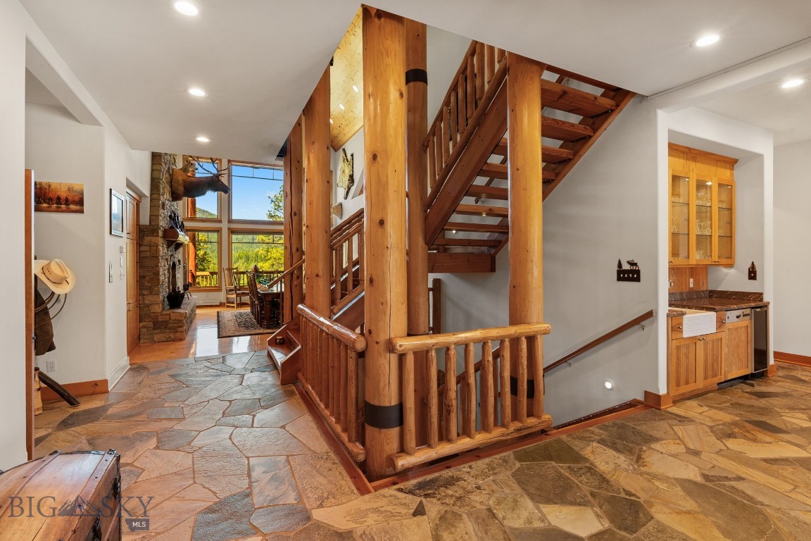 135 Squire Lane South