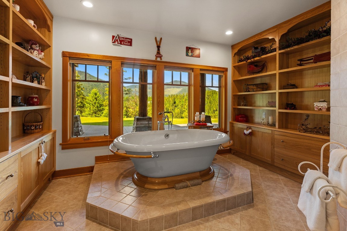 135 Squire Lane South