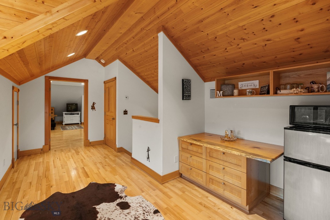 135 Squire Lane South