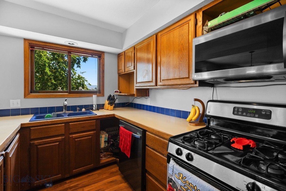 6045 Saddle Peak Way