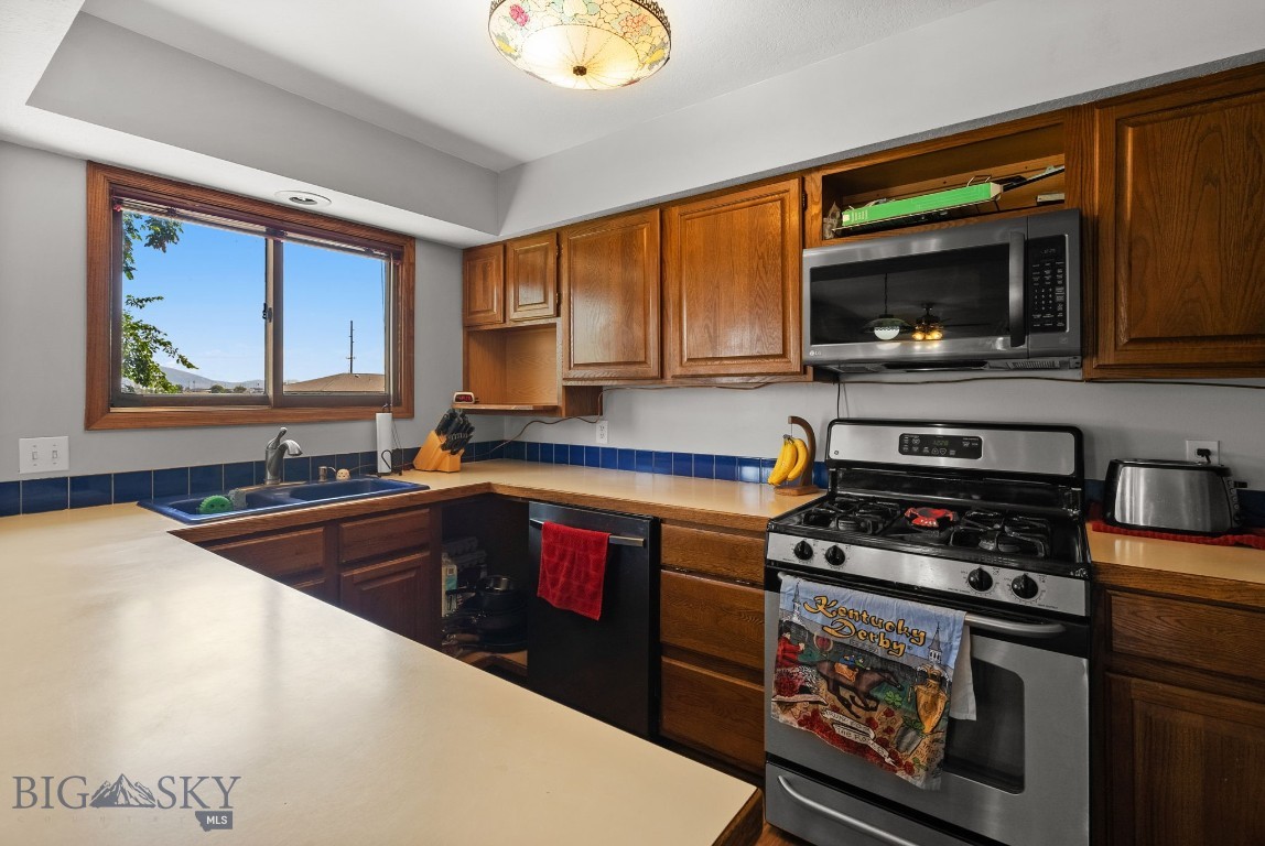 6045 Saddle Peak Way